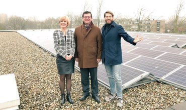 Vlaamse-minister-Bart-Tommelein-midden-op-bezoek-bij-ZonnepanelenDelen-opricher-Sven-Pluut-laat-collectief-zonnedak-Amstelveen-College-zien.jpg