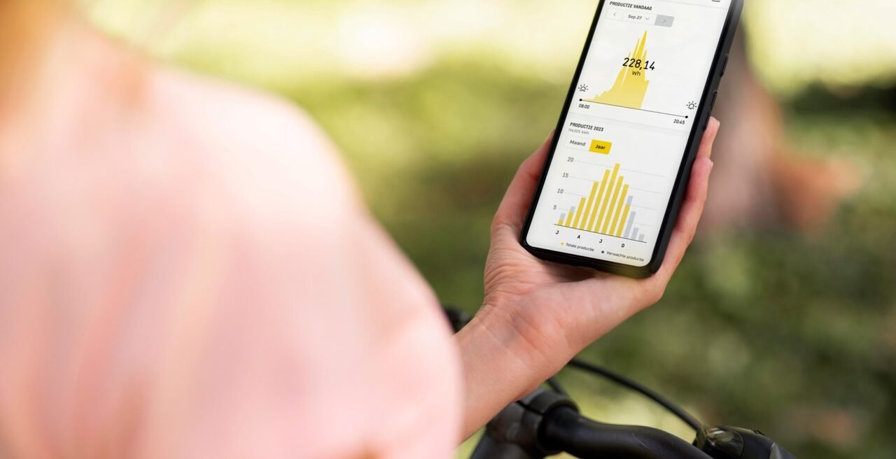 OutsidePhoneMockupDashboard-dashboard-ZonnepanelenDelen-groot-e1729862073892.jpeg