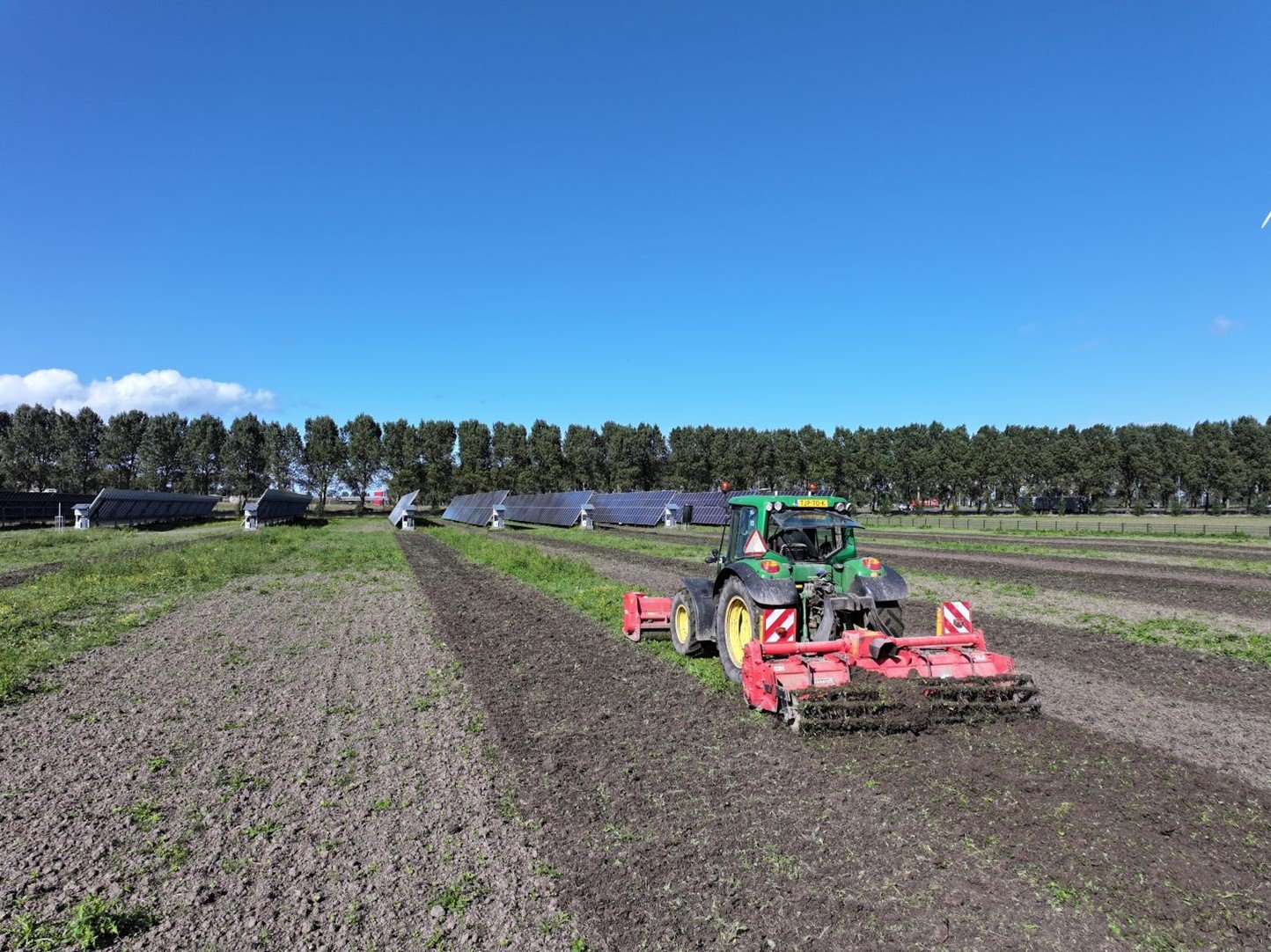 zonnepark-symbizon-almere-tractor.jpg
